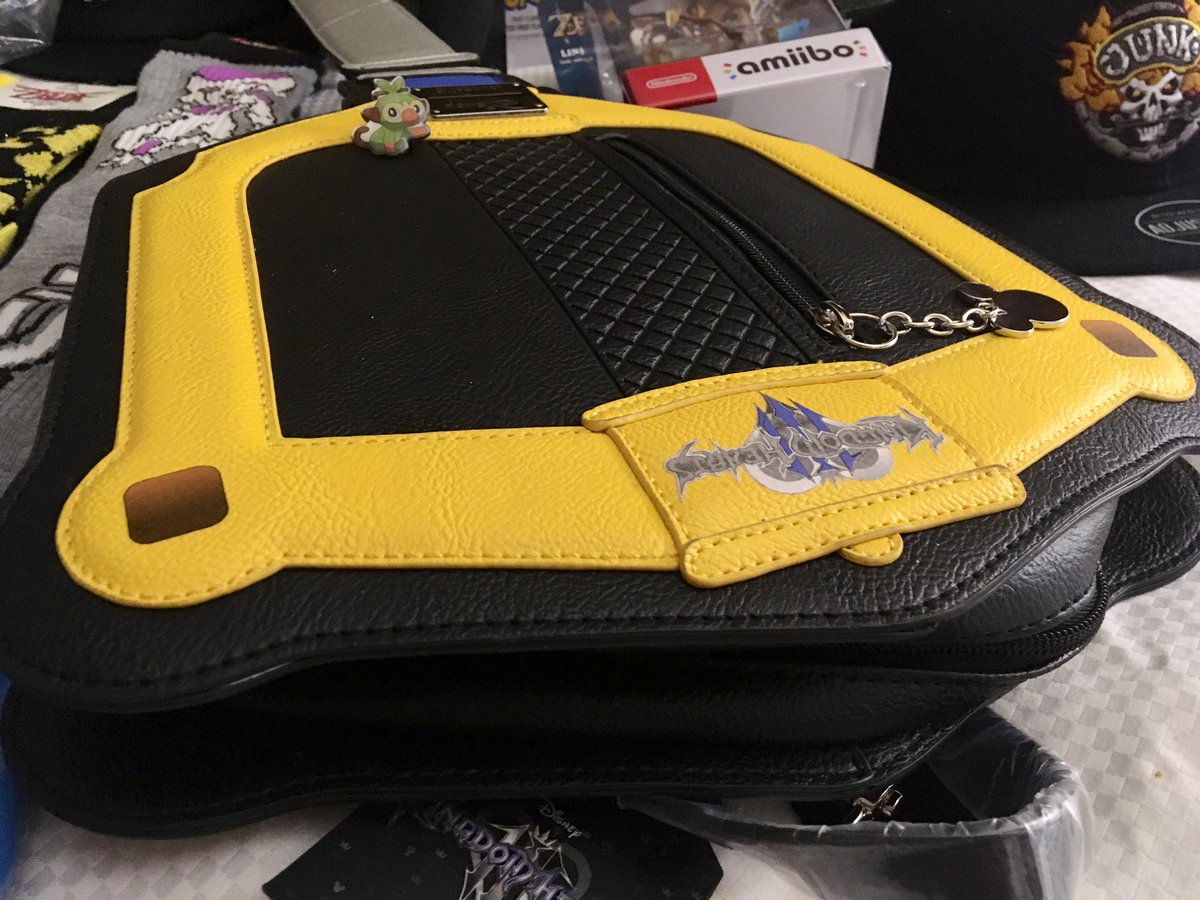 StreetPassBOS's tweet photo. Check out some of the #giveaways for Nintendo Feud tonight. Who is going to win? Find out at 8:30 pm in the Cactus Theatre! #TeamZelda #TeamMeowth https://t.co/IrAbYLMBL0