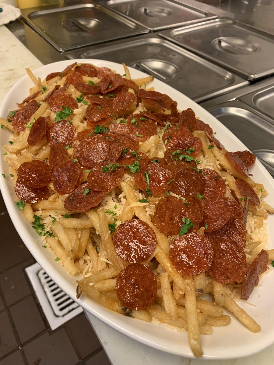 JON_IMAI's tweet photo. @BCDlane @BigCityDiner @waipiocenter @Pearlridge @WindwardMall @kaimukihawaii @KailuaNEWS You know what would go perfect with those? Parm truffle fries with pepperoni chips! Or a couple Jameson on the rocks. Lol https://t.co/CmqtSMAbxZ