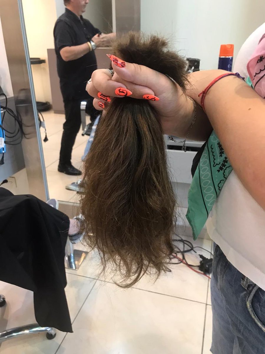 verozaiatz's tweet photo. hoy tuve la suerte de donar mi pelo y poder hacer feliz a alguien que este sufriendo, para que acceda a una peluca gratis https://t.co/NqPOHSiEL8