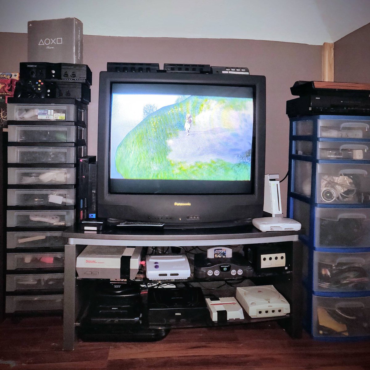 GamtimeTV's tweet photo. Back on our retro shit again.

#retrogaming #videogames #nintendo #sega #dreamcast #wii #gamecube #supernintendo #retrogamingsetup #xbox #ps2 #playstation #tubetv https://t.co/sFvkWtIqeg