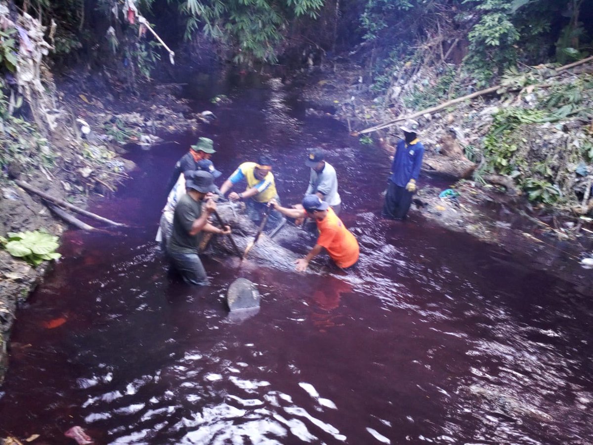 SibatSolo's tweet photo. Orang orang yang melancarkan aliran sungai agar airnya bermanfaat untuk sesama #PekaryaSungaiSolo #SibatSolo #KotaSolo #PMISolo #BBWSBS https://t.co/vNjIzAYV59