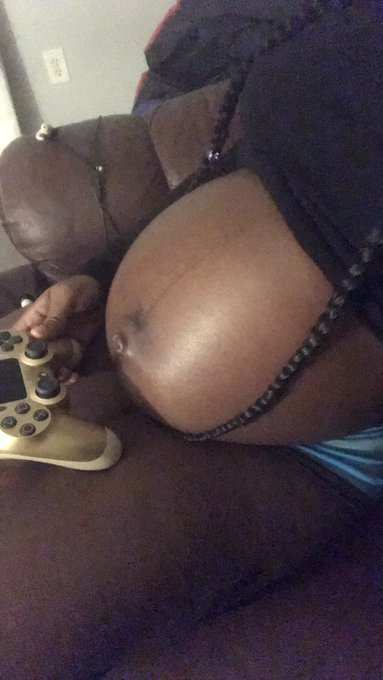Who else loves playing the game?☺️ #gamergirl #preggo #pregnantlife https://t.co/DMP2LGI3dL