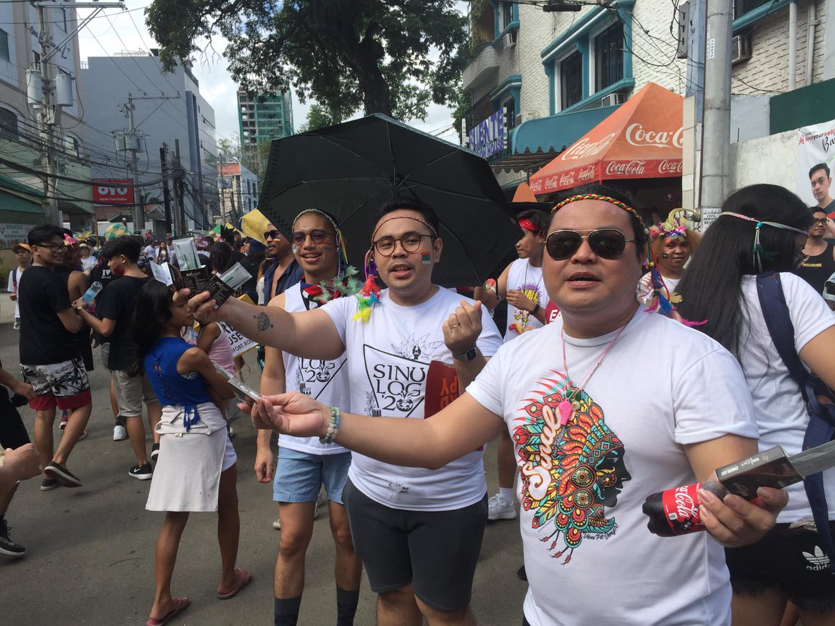MovePH's tweet photo. LoveYourself White House, located near Pungko-pungko sa Fuente, is giving free condoms and lubes to promote safe-sex and spread HIV-awareness this #Sinulog2020.

People may also stop by to access free WiFi at the White House. Photos by Marvin Manning | via @TheJohnSitchon https://t.co/e7EUM5vl62