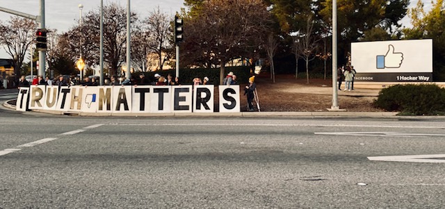 twrling's tweet photo. #FacebookProtest continues. Friday at 4pm, 1 Hacker Way looked like this, courtesy of Bay Area Action. https://t.co/LBIUhAALH2