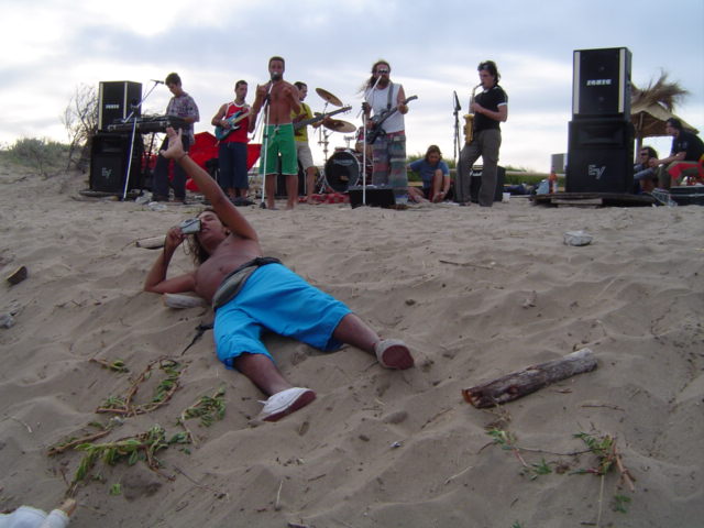 charly_castro20's tweet photo. #efemeridesLPDA
18 de enero de 2005
Las Pastillas @DelAbuelo en Villa Gesell
Movida playera en un balneario, en los comienzos de la historia pastillera. https://t.co/An7RdKfzvB