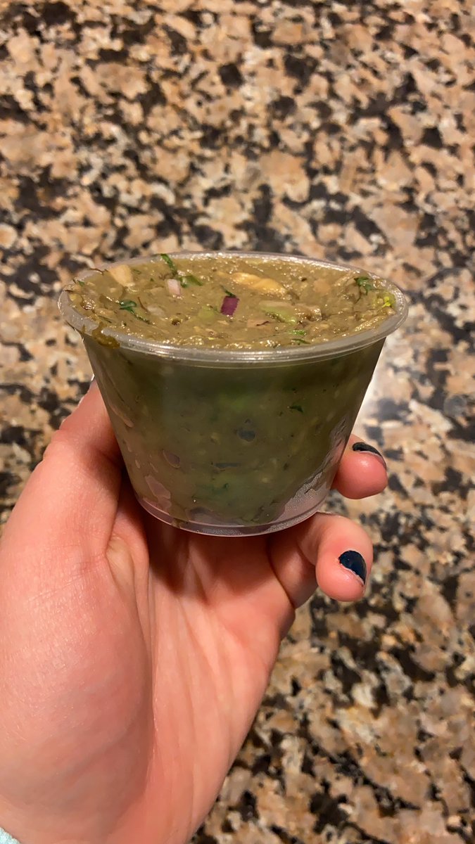 becsmccart's tweet photo. yo @ChipotleTweets, why is my guac brown? 😏 https://t.co/tg6bR7ZK7r