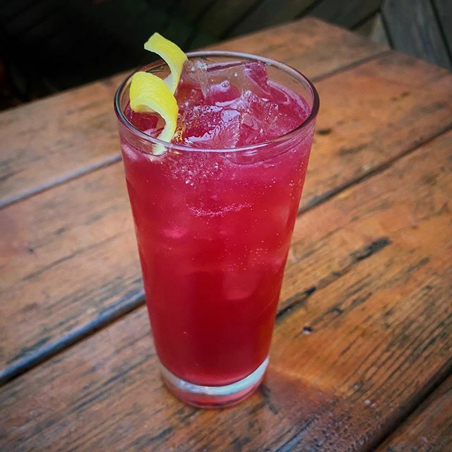 Cranberry Beret:
Tequila
Becherovka
Cranberry
Ginger ale 
Lemon
.
.
.
#happyhour #bar #beer #portland #pdx #pdxbar #becherovka #richmond #sedivision #cocktail #2020 ift.tt/2RsGQDP