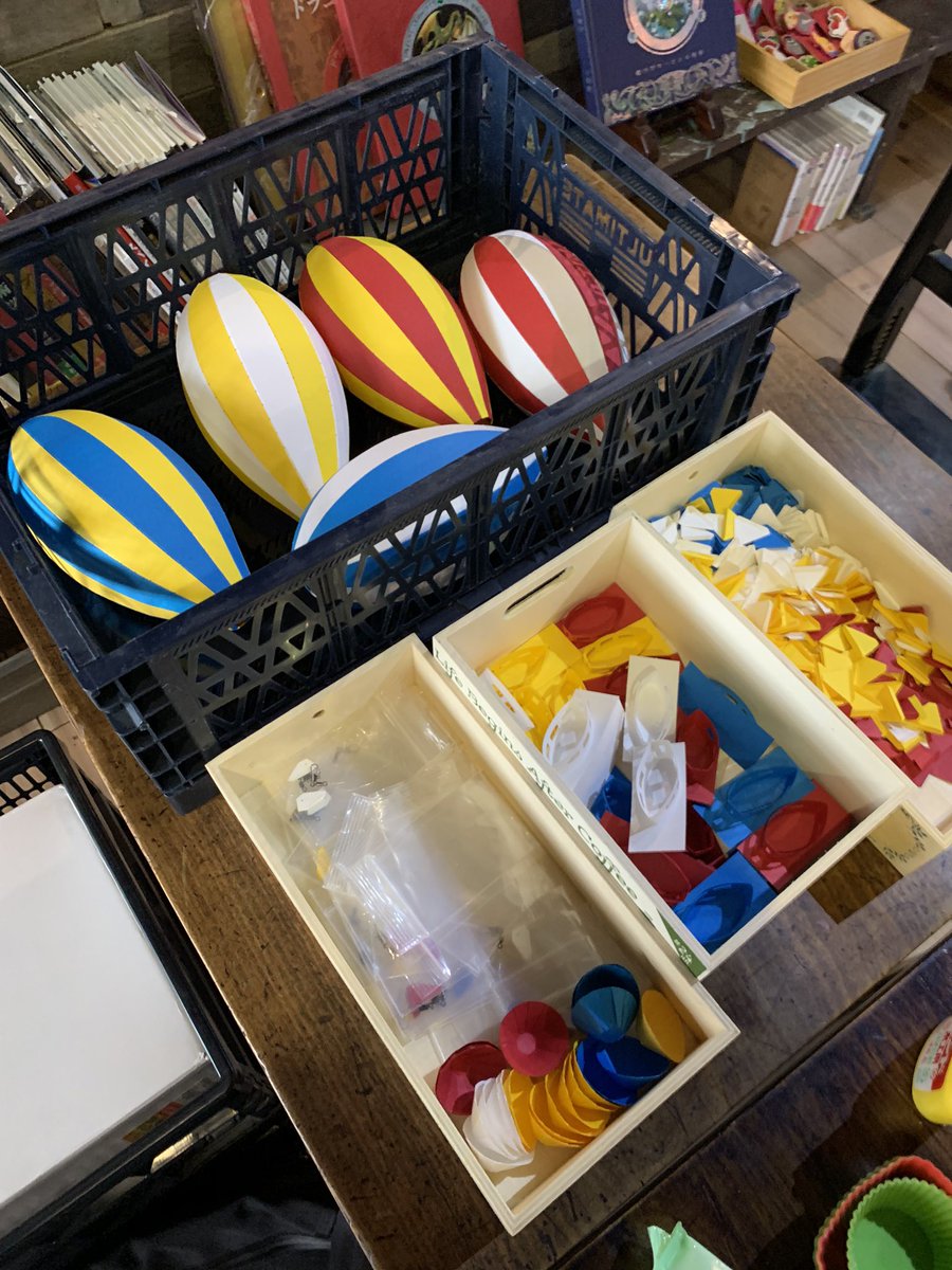 CraftHiro's tweet photo. 今日は北千住のROJIBI https://t.co/E8QeMh187m
でワークショップ「飛行船をつくろう」を開催します。#balloon #hiroballoon #気球 #papercraft #ペーパークラフト #インテリア #モビール #mobile #ヒロバルーン インテリアクラフト https://t.co/vo0liBdTG2
