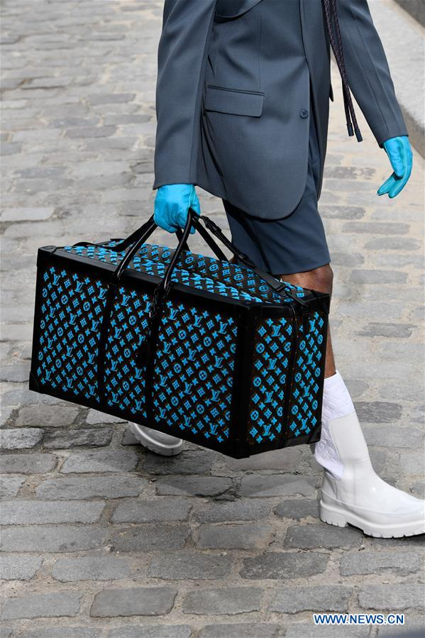 Goodskiller1's tweet photo. Oh my god！It is amazing～
#louisvuitton 2020 Spring men's bag
collection
Three-dimensional presbyopia design+classic monogram
Ｉthink it may be a hot sale^_^
@goodskiller_luxury #lv #spring2020 #louisvuitton #bags https://t.co/fgM3GT4i1b