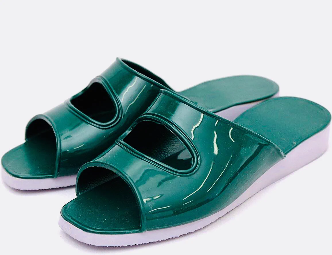 中学の時に履いていたものは？スリッパ派と靴派にわかれるようです