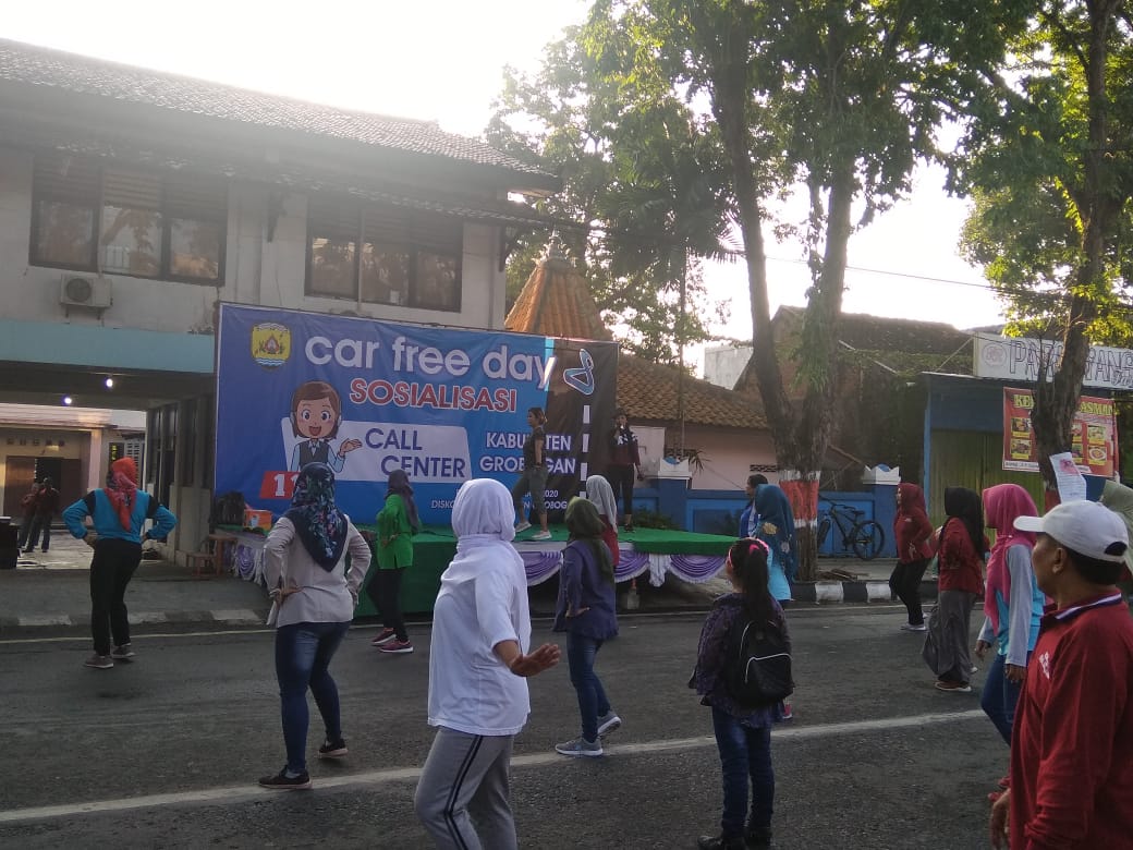 diskominfo_grob's tweet photo. Sosialisasi call center 112 di car free day & di relay langsung Radio Purwodadi FM.Informasi kegawatdaruratan hubungi 112. Bebas pulsa all operator, gratis, tanpa SIM Card pun bisa, petugas siaga 24 jam (19/01/2020) @SumarniGrobogan @Moh_Sumarsono
#callcenter112
#carfreeday https://t.co/W02jLTpYxN