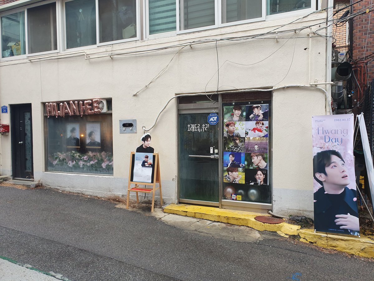 whoS2_f's tweet photo. 뽀레버위드황 카페 @forever_with_hwang 
멀리서 봐도 오빠 카페인걸 한 눈에 알 수 있는 배너부터
어딜 돌아봐도 구석구석 잘생긴 얼굴이 가득해서 행복합니다. https://t.co/JYpkmsJvvj