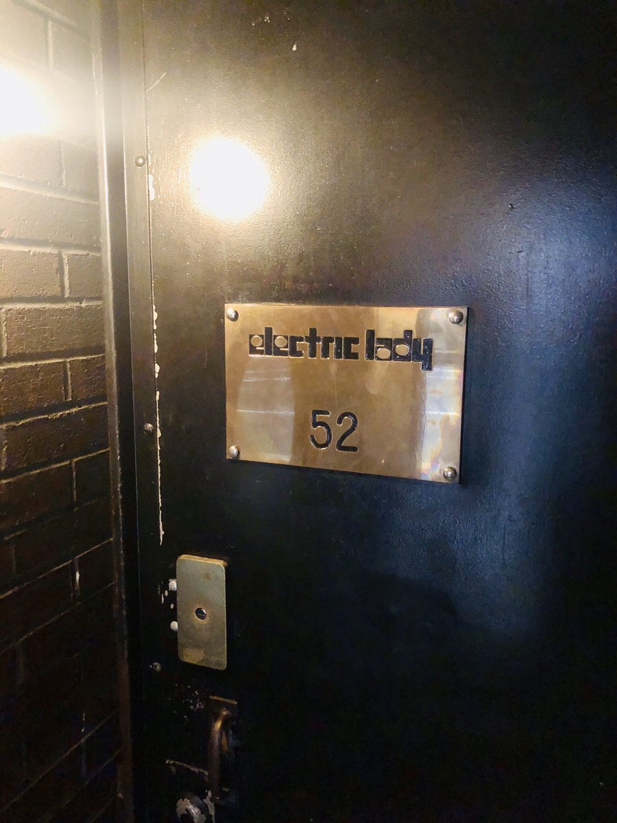 takuto1981yama's tweet photo. 聖地巡礼✨
入り口だけ✨✨
拝んでおきました🙏🏻
#electricladystudio https://t.co/KbnC7NKesa