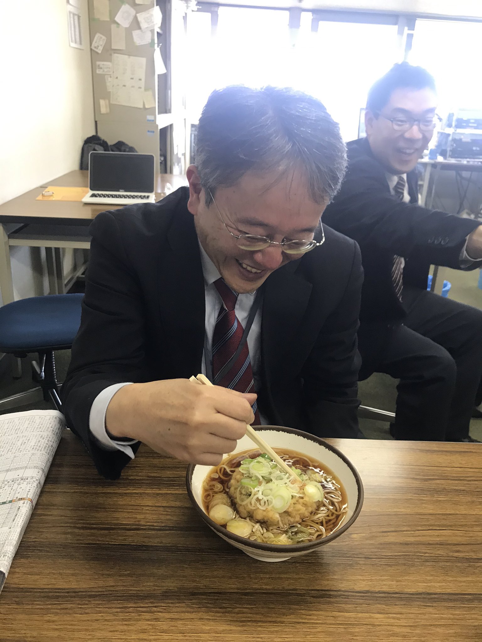 渡辺 和昭 Twitterren オマケ かき揚げそばを食べる 木和田篤アナ 牡56 1勝クラス 後ろで寅さんこと米田アナがゴキゲンな表情 渡辺 和昭 Twitterren オマケ かき揚げそばを食べる 木和田篤アナ 牡56 1勝クラス 後ろで寅さんこと米田アナがゴキゲンな表情