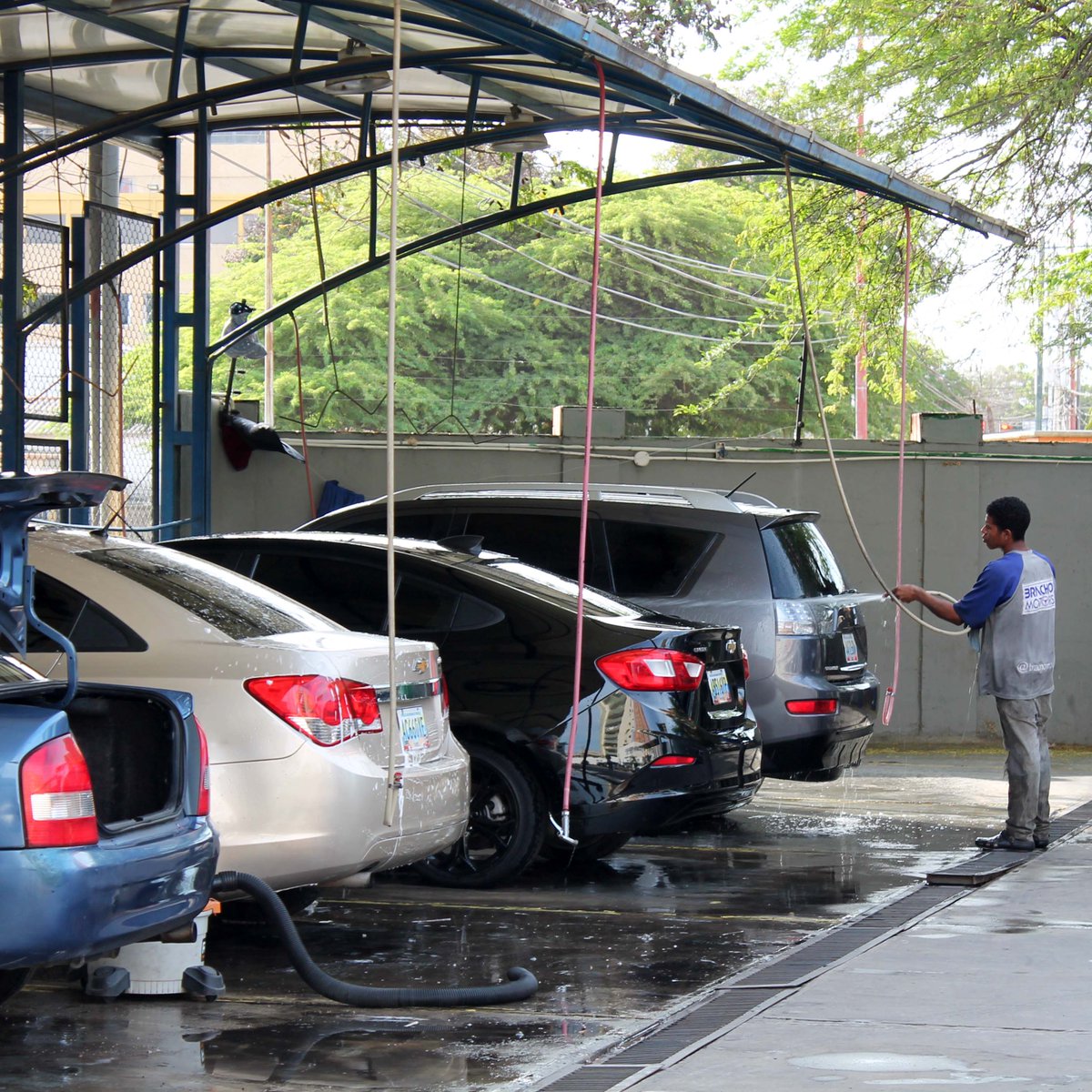 Con @brachomotors podrás realizar diferentes servicios a tu vehículo como: 🔹Autolavado 🔷Detailing 🔹Cambio de Aceite Además, si deseas vender o comprar un vehículo, ellos son los indicados.  #autolavado #cambiodeaceite #carwash #maracaibo