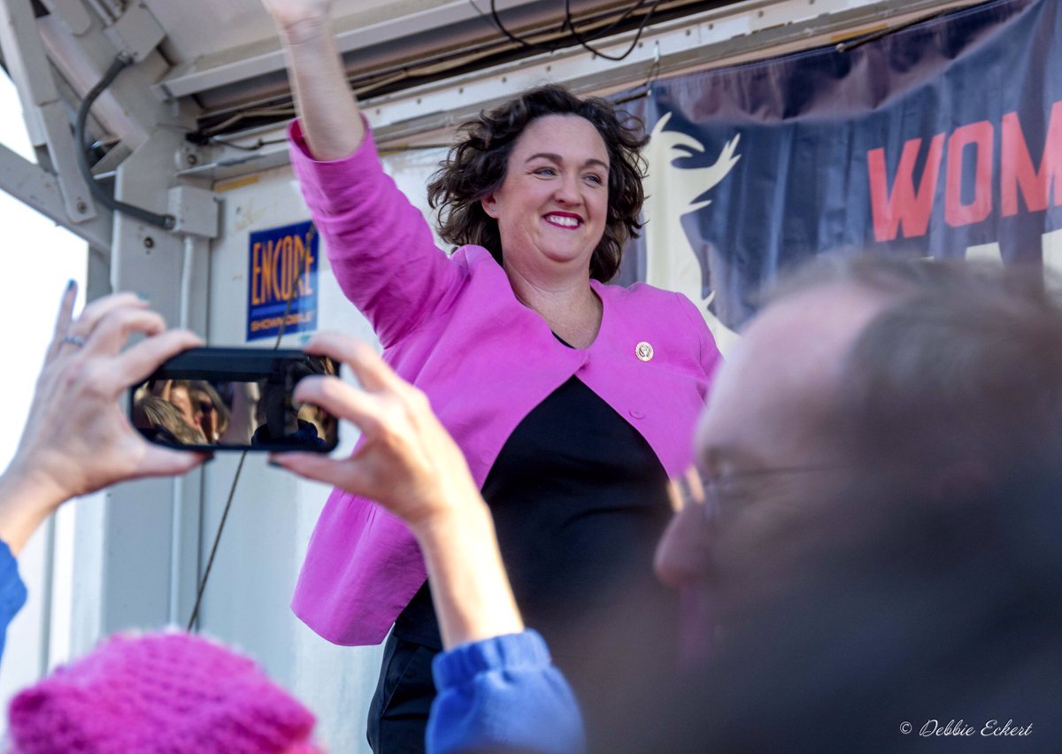 DebbieEckertph2's tweet photo. U.S. Representative Katie Porter (D) takes to the stage and greets the eager crowd below at the start of the Orange County Women’s March. #katieporter #houseofrepresentatives #womensmarch2020 https://t.co/rkyuwL2wy7
