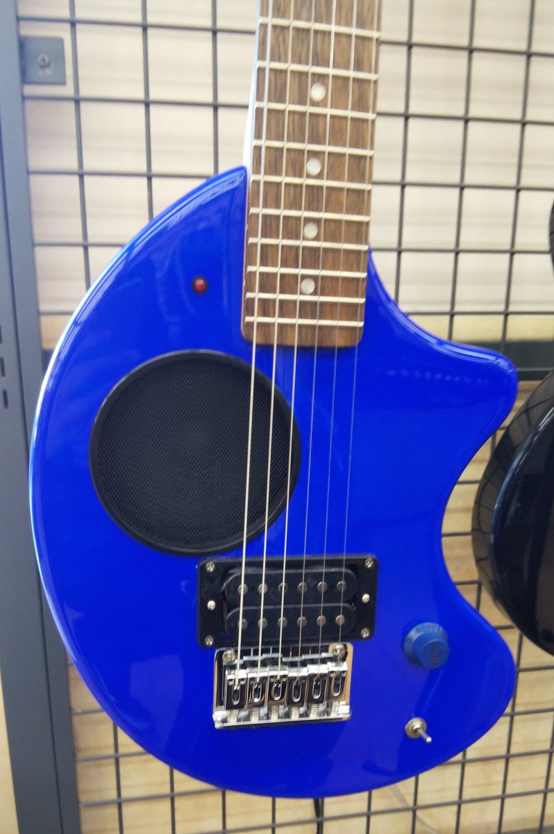 Fernandes Japan すみやグッティ富士店 教室に通うお子さんにもピッタリなzo 3ギター ヘッドホンを繋げば自宅でも周りを気にせずに練習出来ますよ Zo3 ぞうさんギター ハローキティ キティちゃん