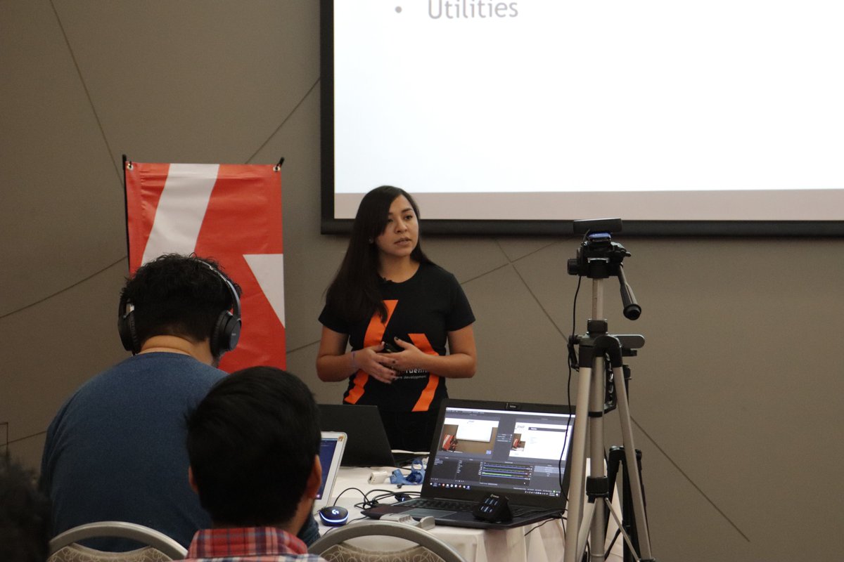 CodigoSoftware's tweet image. El ciclo de conferencias del #PHPQRO2020 lo iniciamos con un poco de Front. Marisol Sánchez con la charla Bootstrap for beginners. Se puede notar a nuestro amigo @lasr21 concentrado en la proyección del streaming en donde nos acompañaron más de 1000 personas!