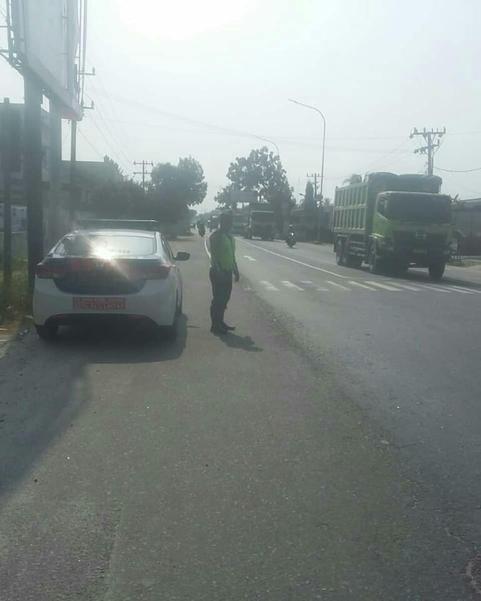 TMCPOLRESSERGAI's tweet photo. Pantau siatuasi arus lalin pada hari libur,
Pers sat lantas polres sergai melaksanakan pengaturan diseputaran jalinsum polres serdang bedagai. https://t.co/IpjNIx9xtV