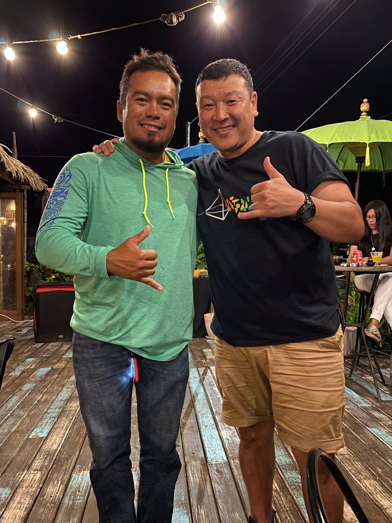 Явж явж арлын хамгийн мундаг загасчинтай таарлаа. Бас болоогүй DJ гэнэ. Маргааш далайд загасанд хамт гарахаар болчлоо. #RapaNui #EasterIsland #ДэлхийгээрАялагчид