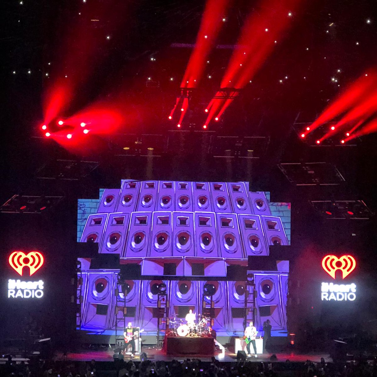 MatchMxFM's tweet photo. Baia, baia, @blink182 en el escenario de los #iHeartRadio #ALTerEgo2020 😎🤜🤛
@AlondraOGarcia @emiliomoctezuma ¿cómo la están pasando? 🙈🚀👏
#MatchAlt https://t.co/UgZpXPiGoC