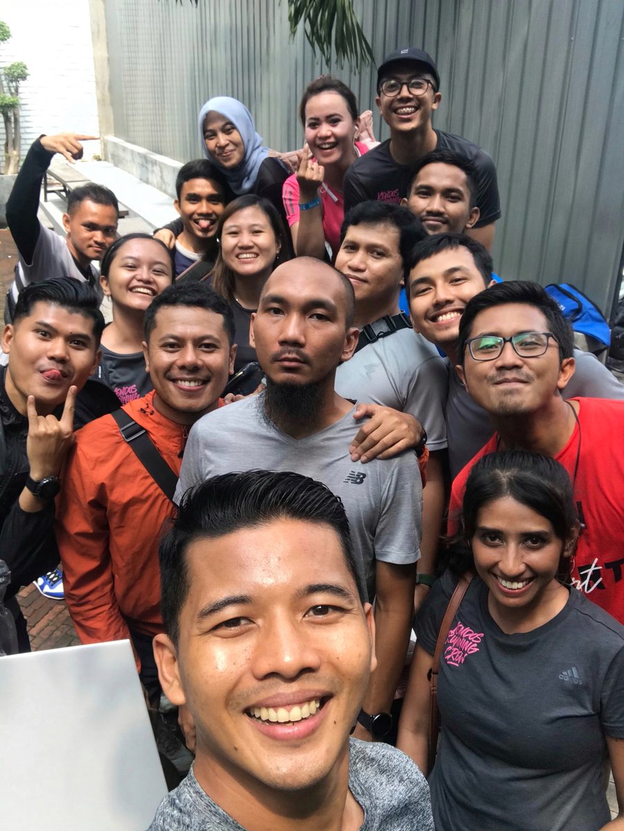 ikramwiese's tweet photo. Kapan lagi foto bareng sama mas @Agusprayogo21 😁
#RunningConnect Surabaya @runhoodmag 🤘🤓 https://t.co/D39qR2IJ2F