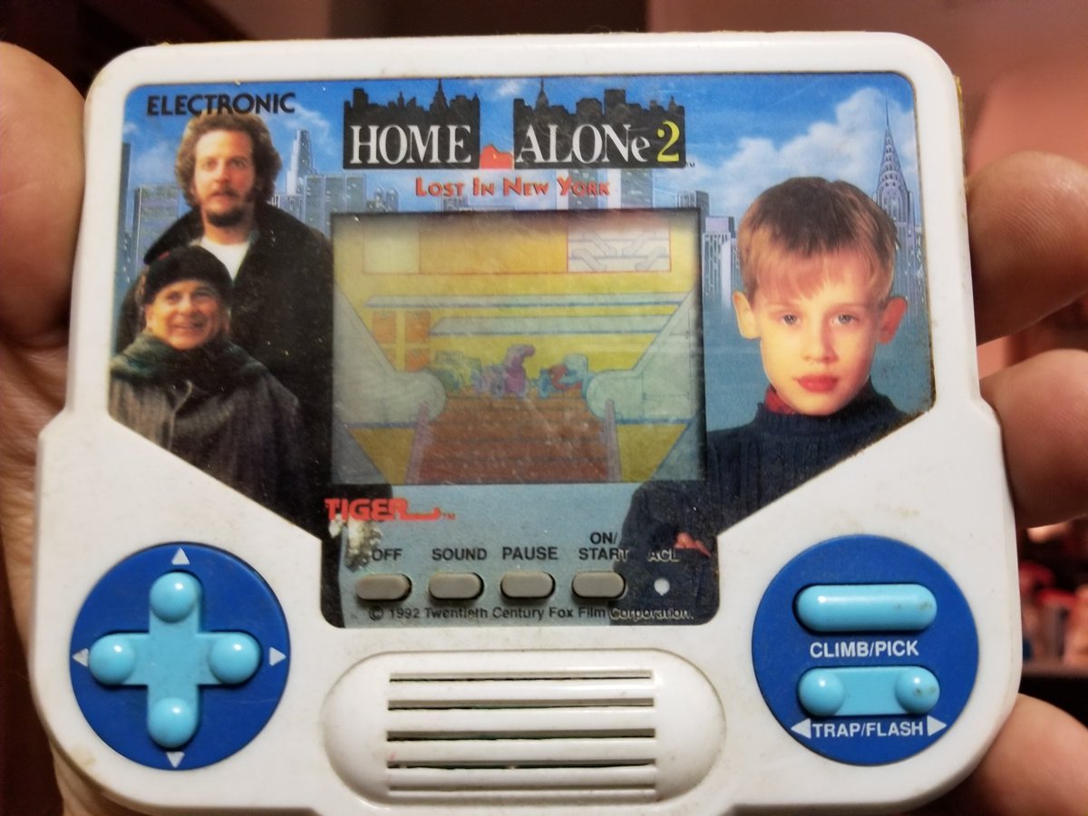 Etiquette_Rex's tweet photo. Found a childhood treasure in our old house. We must have another 30 handheld games somewhere around here. 😍🕹
#gaming #lcd #handheldgames #handheldgaming #tigerelectronics #tigerlcd #homealone #90s #retro #retrogaming #nostalgia #toys #90stoys https://t.co/t57yOYgQJZ