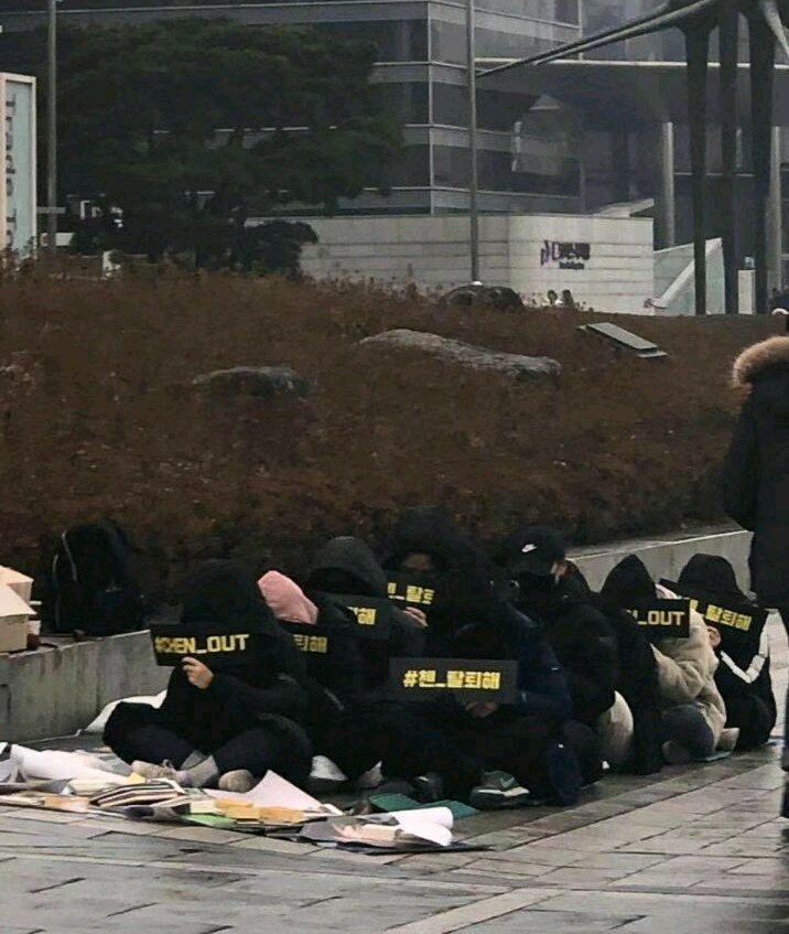 UnMaicito's tweet photo. Oigan ya estamos en Tendencias globales y de Corea, pero...

Podemos subir más! 💪

Díganme, ¿qué les dirían a las "protestantes" si estuvieran ahí? 

No se olviden usar los hashtags 👇

#MyAnswerIsEXO9
 #CHEN_STAYS
#엑소9_평생_함께가자 
@weareoneEXO https://t.co/m918mdiLyU