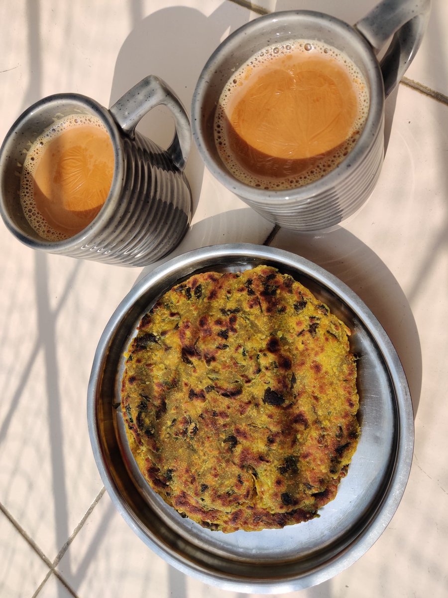 Arpitaappu's tweet photo. Ma ke haath ki #chai aur #theple ♥️
With sardiyo ki kunkuni dhoop 🌞
#happysunday https://t.co/901XATIcDY