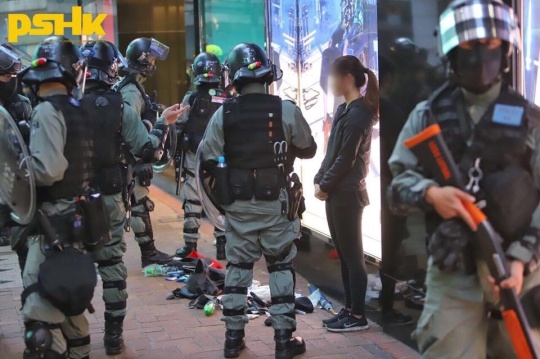 JTPXLBKFcDzbRWX's tweet photo. 轉

銅鑼灣有兩個女仔被捕，拘捕原因: 藏有手套 及 持有長者八達通

銅鑼灣羅素街，時代廣場，有兩名少女被搜出一對手套兩人被警方帶上警車。

手套因為天氣凍，長者八達通幫阿嫲買 ？
而且今次好難插裝嫁禍，袋d嘢已經摷晒出嚟
但咁都拉，應該冇諗住告得入 純粹48小時
有冇律師跟進佢地兩個？希望冇事 https://t.co/GMMwpRw7Hh