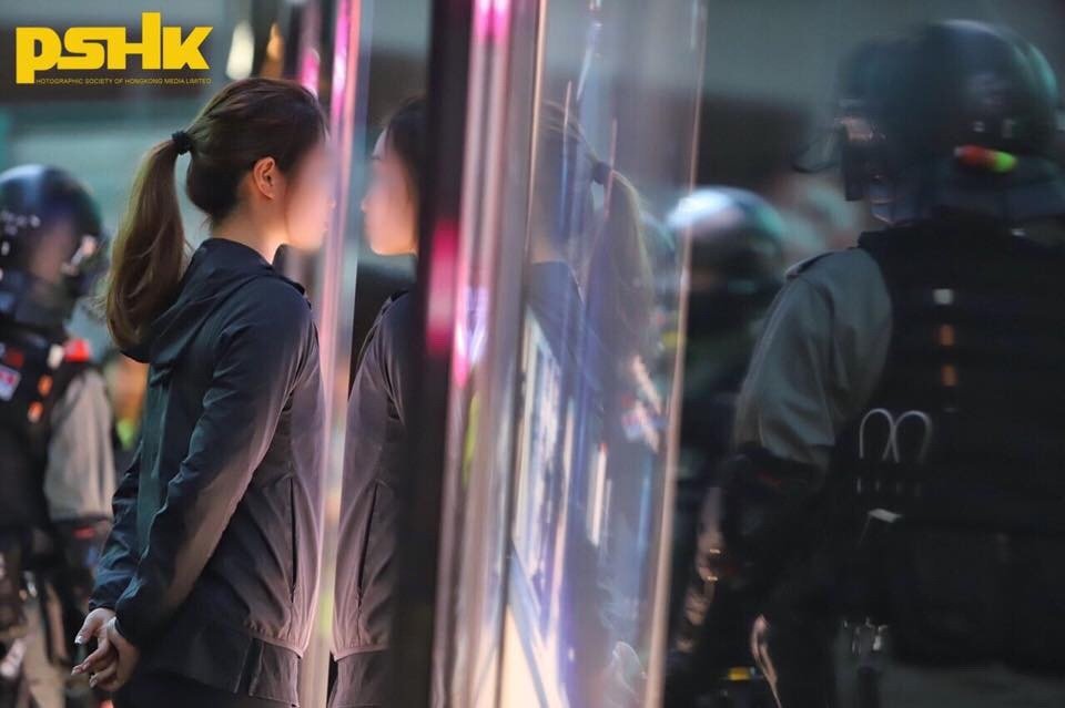 JTPXLBKFcDzbRWX's tweet photo. 轉

銅鑼灣有兩個女仔被捕，拘捕原因: 藏有手套 及 持有長者八達通

銅鑼灣羅素街，時代廣場，有兩名少女被搜出一對手套兩人被警方帶上警車。

手套因為天氣凍，長者八達通幫阿嫲買 ？
而且今次好難插裝嫁禍，袋d嘢已經摷晒出嚟
但咁都拉，應該冇諗住告得入 純粹48小時
有冇律師跟進佢地兩個？希望冇事 https://t.co/GMMwpRw7Hh