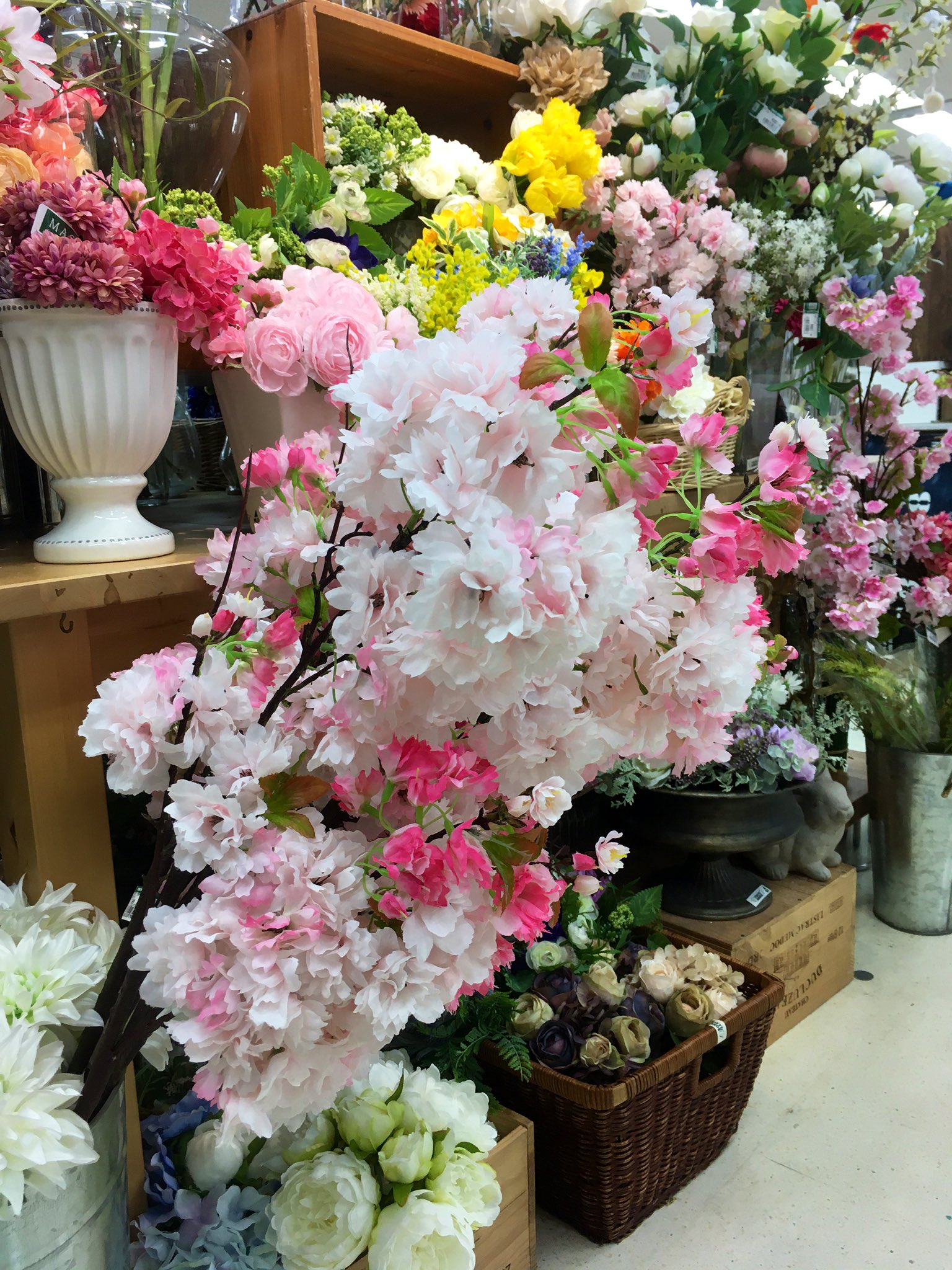 東急ハンズ渋谷店 A Twitteren 桜の造花あります 全長35cmほどの小さなものから ディスプレイに使える大きなものまで 一本桜があると華やかですね 480円 税 ハンズ渋谷 ６bフロア 森 T Co 2edpsnzdoe Twitter