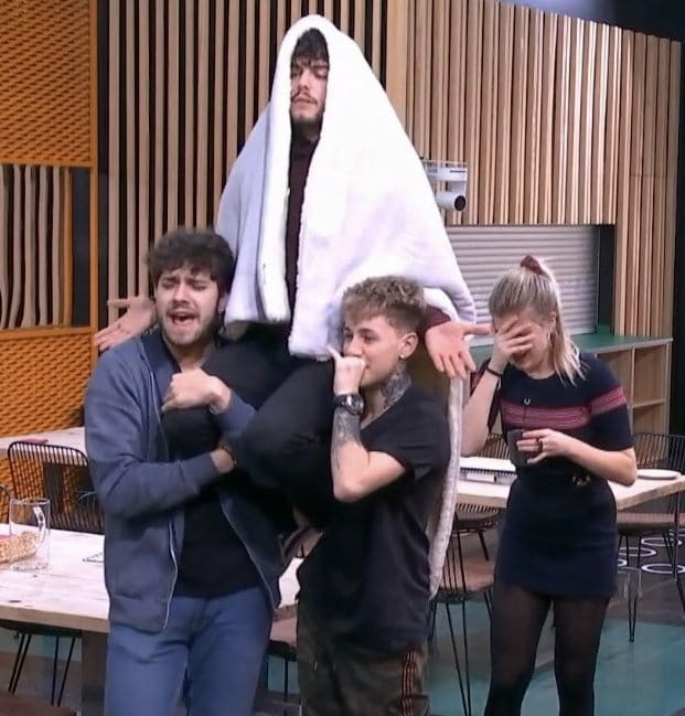 paumklsn's tweet photo. @OT_Oficial #memeOT

Mis amigos y yo antes del examen https://t.co/JZe7Vbz1j1