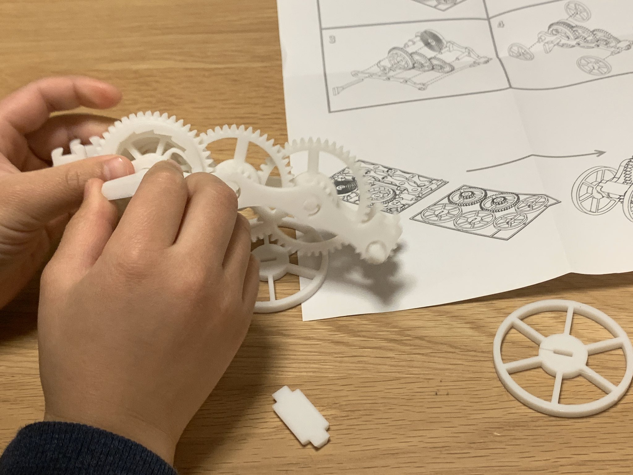 大村 卓 Taku Omura おもちゃ欲しいとうるさい息子に Thingiverseのデータでゼンマイ で走る車を3dプリントする このデータはランナーがついているのでプラモみたいに楽しむことができる 組み立ての説明書付き 動きの仕組みもよくわかる なかなか