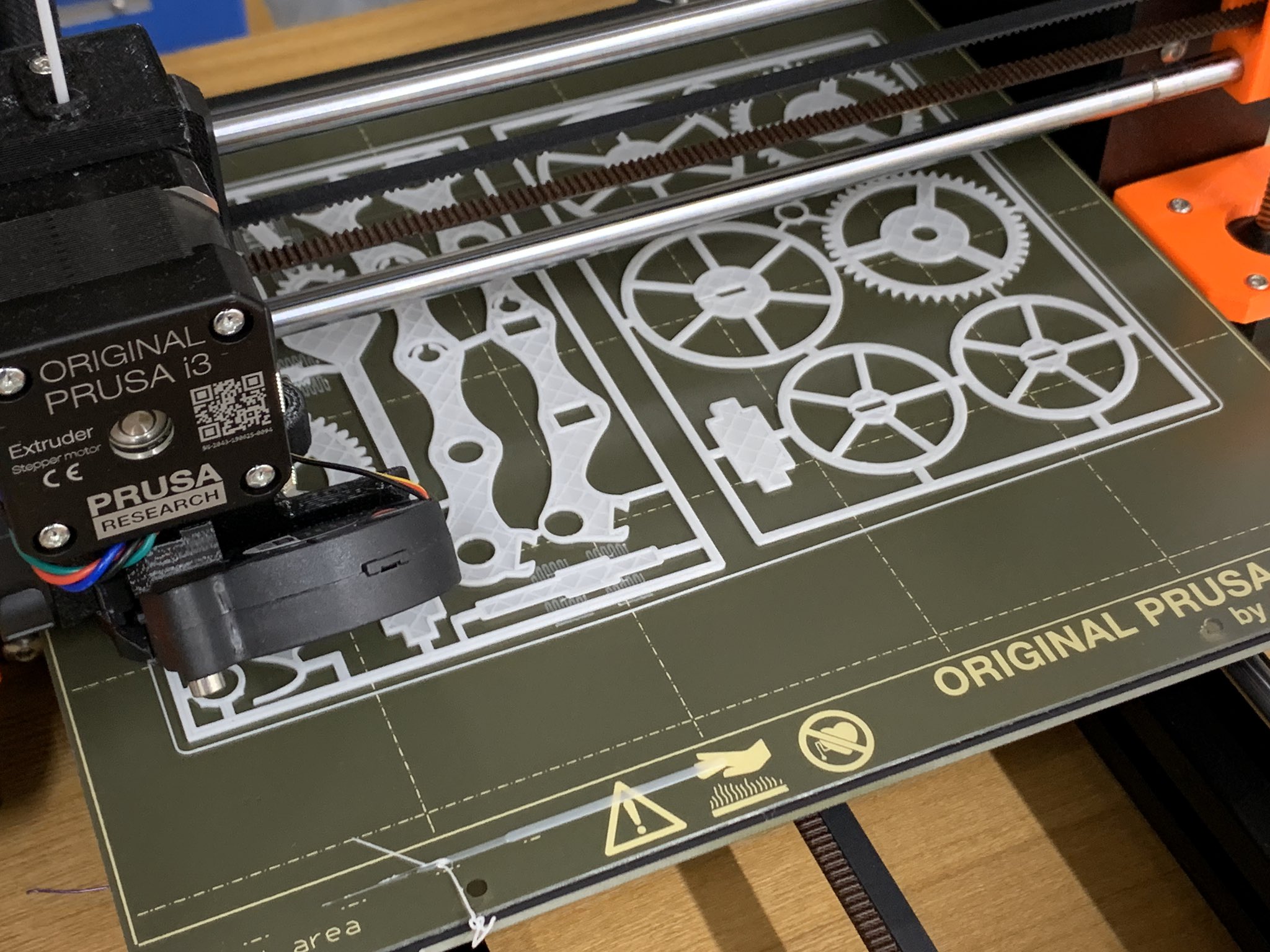 大村 卓 Taku Omura おもちゃ欲しいとうるさい息子に Thingiverseのデータでゼンマイで走る車を3dプリントする このデータはランナーがついているのでプラモみたいに楽しむことができる 組み立ての説明書付き 動きの仕組みもよくわかる なかなか