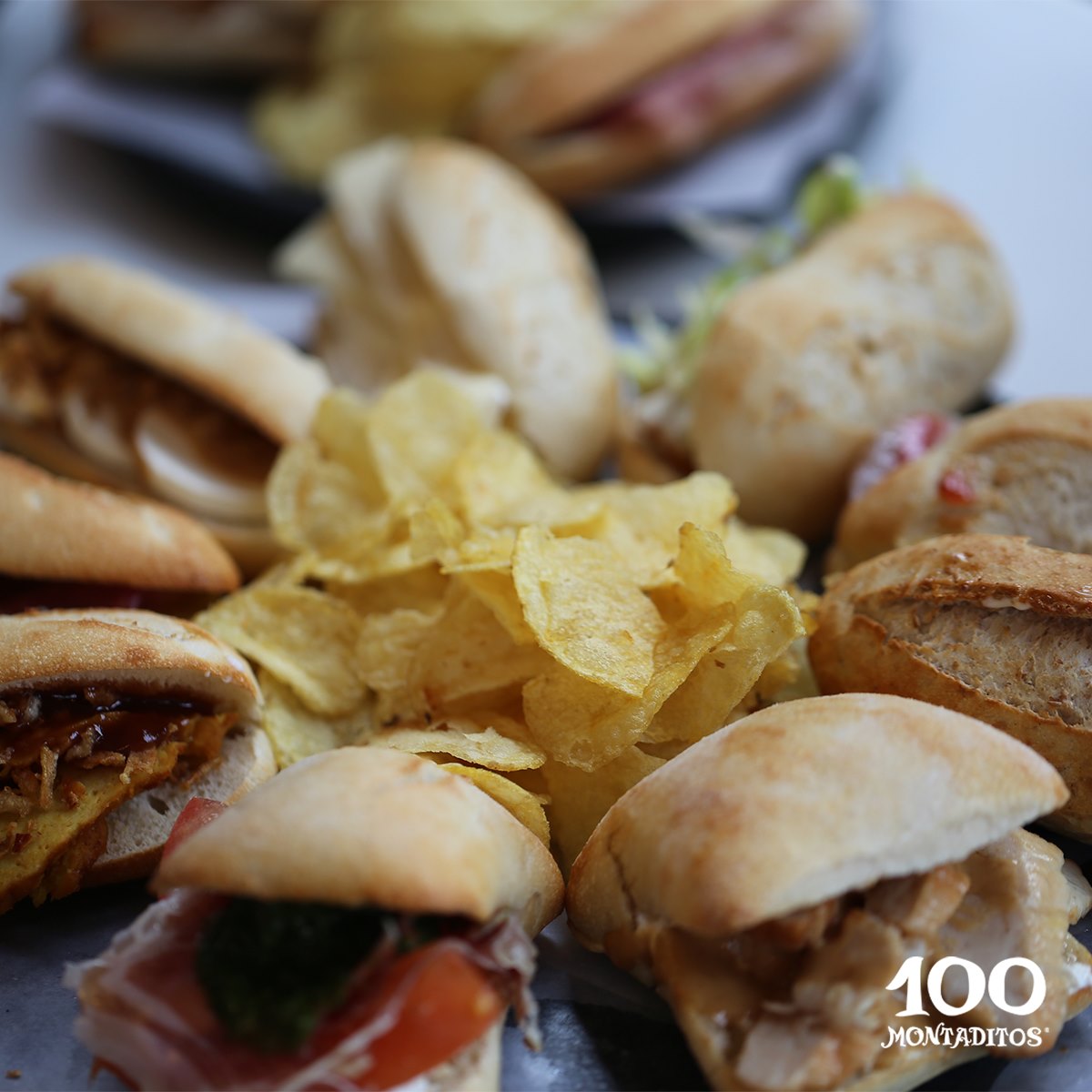 ¡Día de @100montaditos! ¿Qué tal pasarte por #CCMiradorCuenca y aprovechar la #Euromanía? 🍔😜