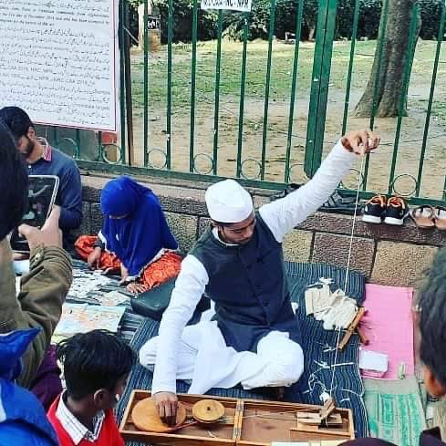 seemay's tweet photo. At Jamia. #ReadForRevolution, जामिया के छात्र रमीज़ राजा बच्चो को चरखा सिखाते हुए। Jamia student Ramiz Raja teaching children how to spin. (Via @Sahilahmed786) #KhudaiKhitmatgaar https://t.co/QvlhlZSkoc