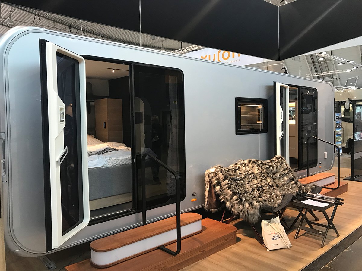 Unsere Highlights von der #CMT20:
Astella Luxus-Wohnwagen mit Panorama-Doppeltüren von <a href="/Adriacaravans/">Adria Caravans</a>