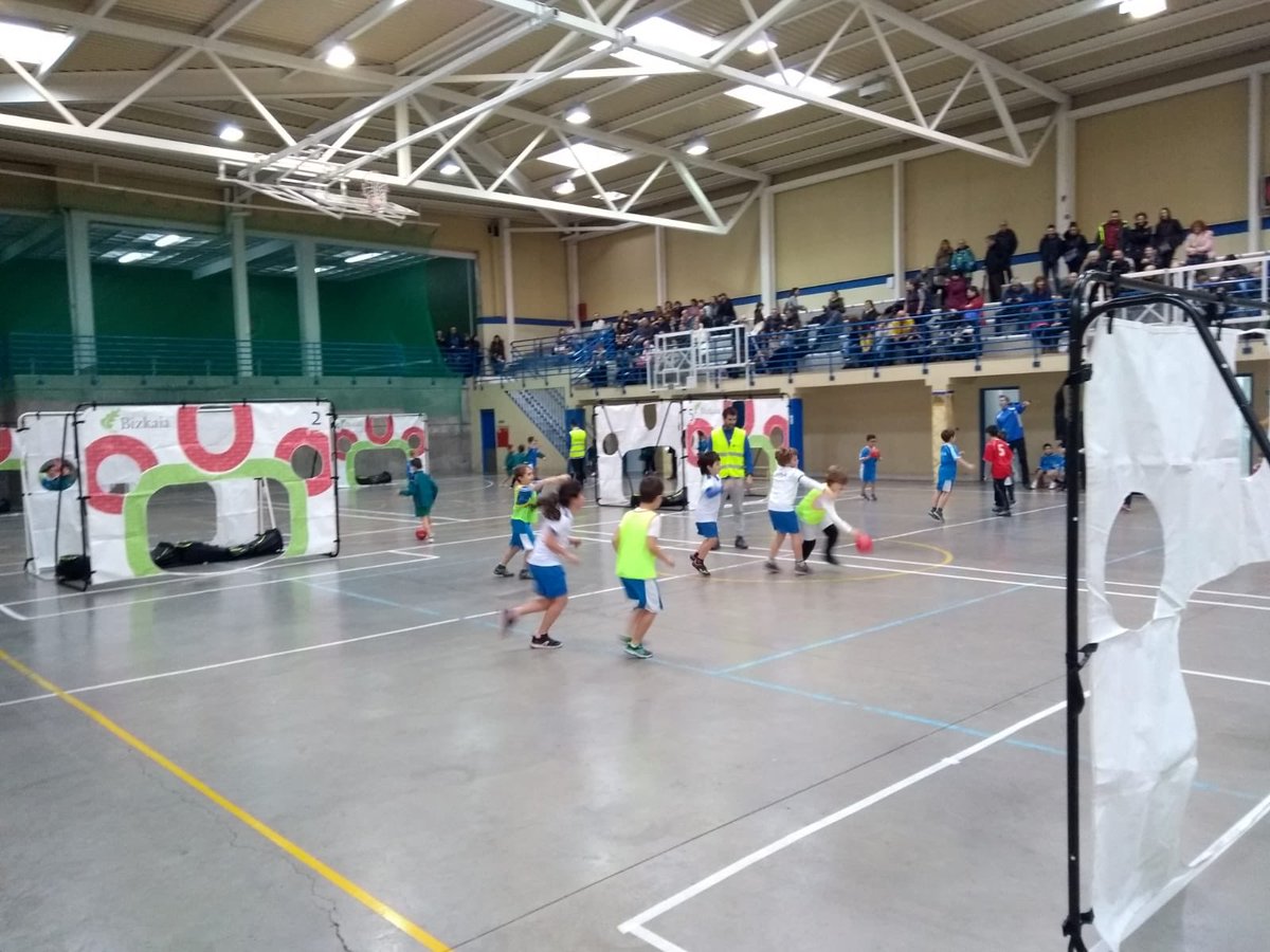 KiroletanSport's tweet photo. HEZIKI:🏀🏈BILBO 2🎾⚽️ZONALDEA #HEZIKI Partehartzaileak: @MaristakBilbao @Artxandape @Berriotxoaikast #SanIgnazio #AlkartuIkastola #iruarteta @MadredeDiosIkas #arangoiti #karmeloikastola @begonazpikirola
180 ume izan gara goizean zehar #Begoñazpi kiroldegian https://t.co/f18JHa6jUp