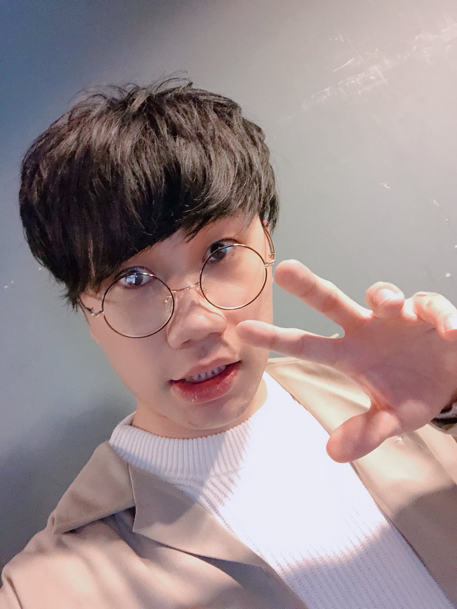 萬代育矢 Twitter પર Jetgigからのガチのデート服漫才 ありがとございました どちらも楽しく出来ました デート服コーデで メガネを 買いに行ったけど 伊達メガネ買うの恥ずかったなー 全身写真撮ったらあーげよ Youtubeもよろです コロナクラウン