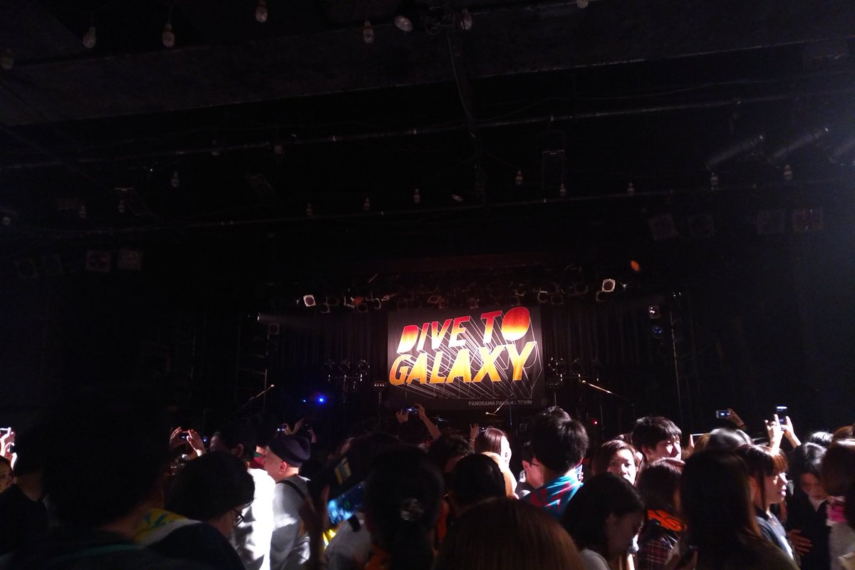 cosmos_star's tweet photo. パノラマパナマタウン
2020/01/19
銀河探索TOUR 2019-2020
ツアーファイナル
恵比寿LIQUIDROOM
【セットリスト】
#パノラマパナマタウン
#パノパナ
#PPT
#GINGAKEI https://t.co/mm40ky4iyp