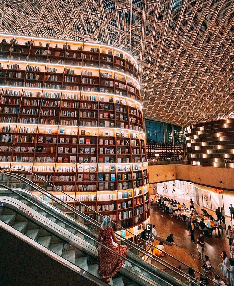 inc_memories's tweet photo. Coex Mall Starfield Library, South Korea 
(Gangnam, Seoul)
📷@dotzsoh
Fact - Not only is it the Worlds largest mall and the largest underground shopping center in Asia, but it also boasts an incredibly huge library that has over 50,000 titles to its name. #travel https://t.co/7NLrEMWJwh