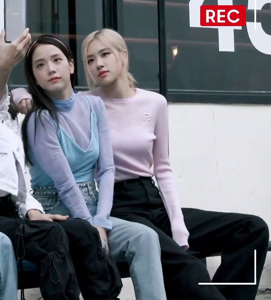 ivepinkbini's tweet photo. but can we talk about roseanne sitting like tHAT with her arm around jisoo,,,,,,,, 🥵🥵🥵 https://t.co/TkIz6Rfgcs