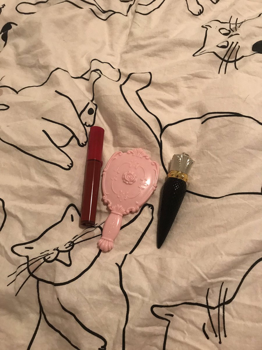 今天突然打算在Facebook把不用的包出一下没想到找到了我的阿玛尼405和我唯一的萝卜丁，包没卖出去感觉已经赚到了😅