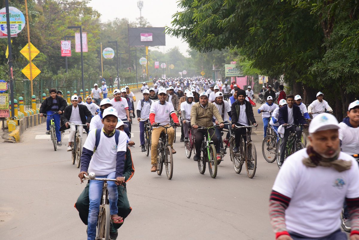 BPCRetLucknow's tweet photo. #Saksham2020 #Cyclothon at Lucknow flagged off by Shri Swami Prasad Maurya Cabinet Minister, UP today at Janeshwar Mishra Park organised by @BPCLimited @pcraindia . Event was participated by 3000+ cyclists traversing 10 kms spreading awareness of fuel conservation#SakshamCycleDay https://t.co/F2na85DhjP