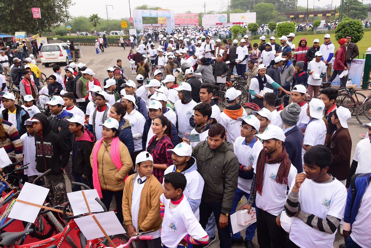 BPCRetLucknow's tweet photo. #Saksham2020 #Cyclothon at Lucknow flagged off by Shri Swami Prasad Maurya Cabinet Minister, UP today at Janeshwar Mishra Park organised by @BPCLimited @pcraindia . Event was participated by 3000+ cyclists traversing 10 kms spreading awareness of fuel conservation#SakshamCycleDay https://t.co/F2na85DhjP