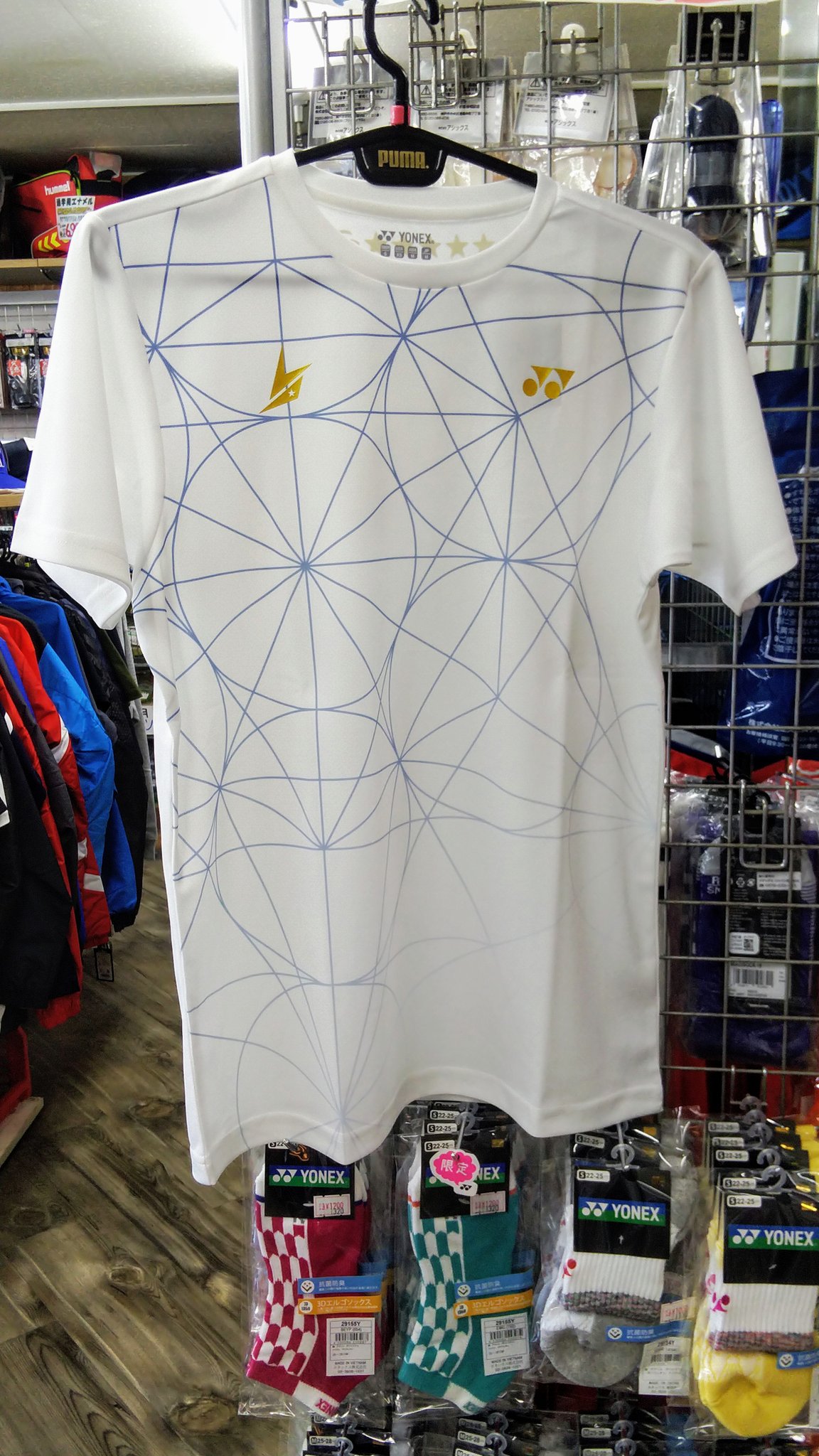 スポーツショップ古内 バドミントン用 新しいtシャツも入荷致しました ゴールドのリンダンロゴマークが 入っていてかっこいいです 黒も白もかっこよくて迷う ぜひお店に見に来てください ヨネックス Yonex バドミントンtシャツ バドミントン