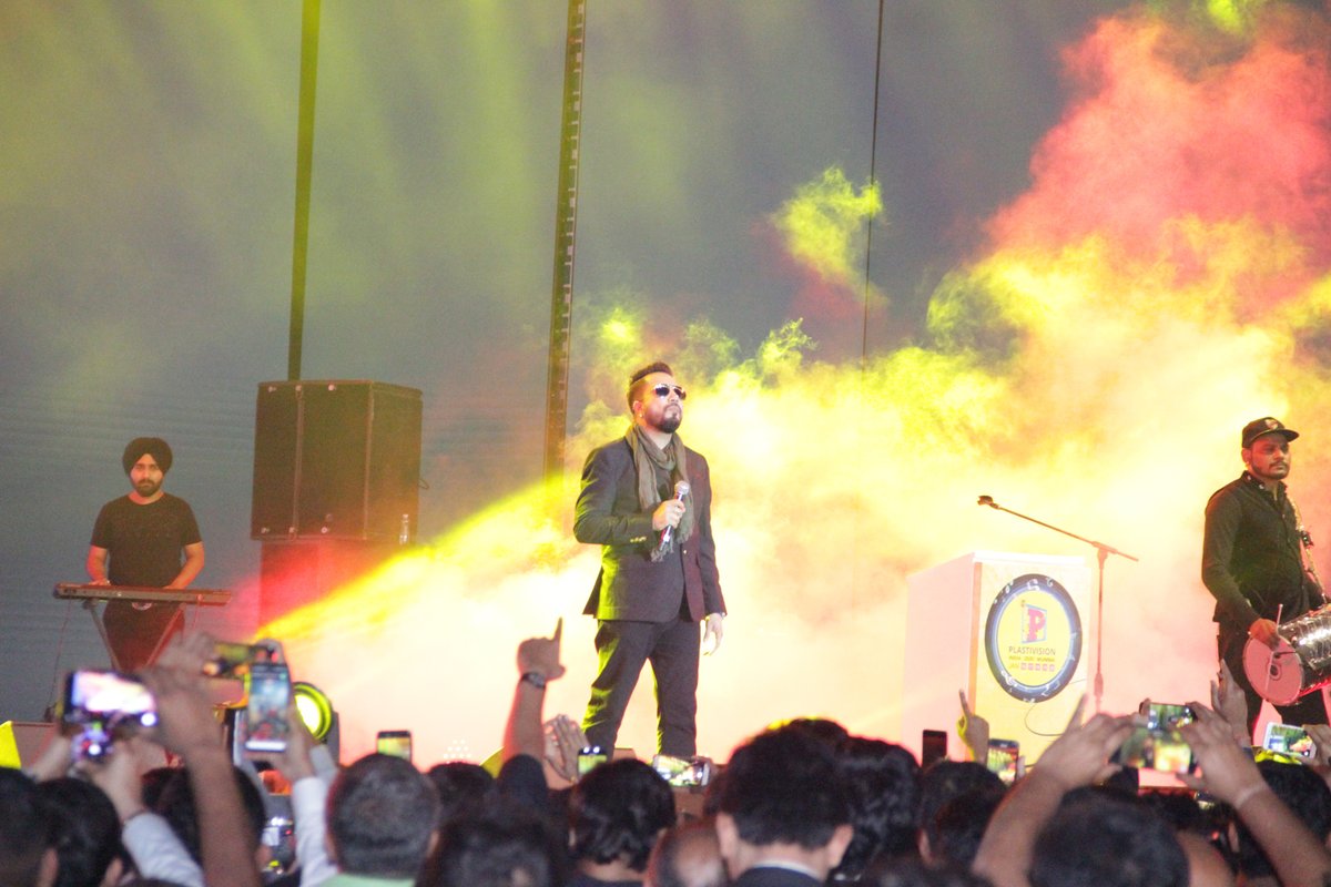 plastivision_in's tweet photo. #AboutLastNight
Hope you all had a Majani Time at the Plastivision Gala Night.
Grand Performance by @MikaSingh
.
#Plastivision #PVI2020 #Gala #Entertainment #MikaSingh #CorporateEvents #MusicPerformance #Event https://t.co/eHqGhJGZ8q