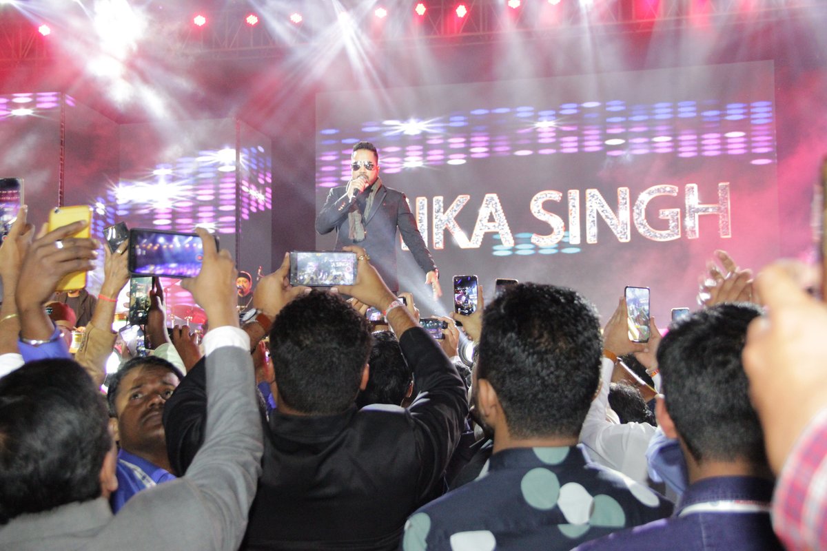 plastivision_in's tweet photo. #AboutLastNight
Hope you all had a Majani Time at the Plastivision Gala Night.
Grand Performance by @MikaSingh
.
#Plastivision #PVI2020 #Gala #Entertainment #MikaSingh #CorporateEvents #MusicPerformance #Event https://t.co/eHqGhJGZ8q
