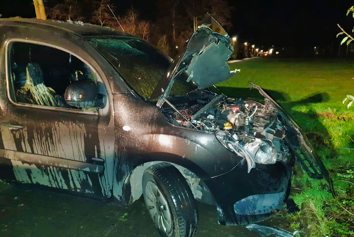 Bestelbus in brand op het Zuivelpad, vermoedelijk brandstichting..